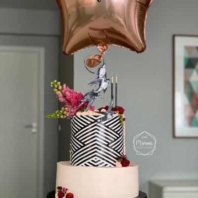 Bolo decorado com flores, morangos e balão com o nome Sofia em fundo interior