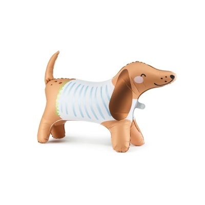 Brinquedo insuflável de cão castanho com camisola branca e riscas azuis