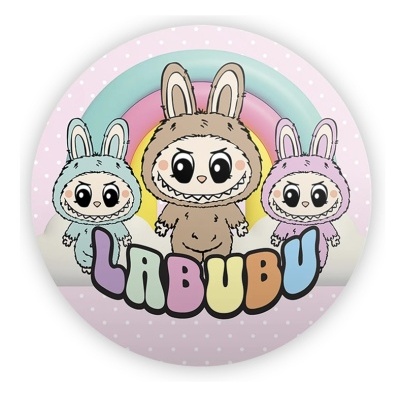 Botão redondo com personagens de coelho cartoon e texto LABUBU