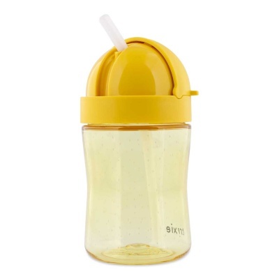 Garrafa amarela com tampa e espremedor e canudo branco