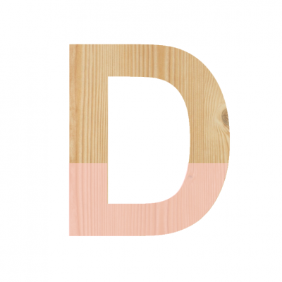 Letra de madeira D com metade inferior rosa claro.