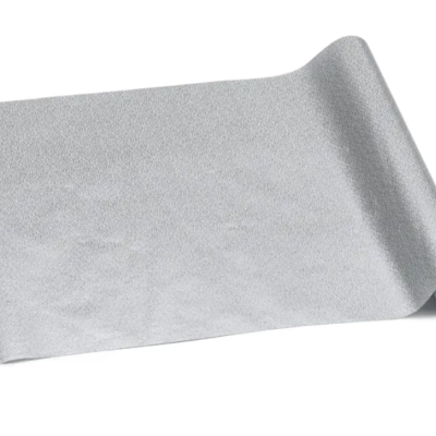 Rolo de tecido prateado enrolado num tubo de cartão