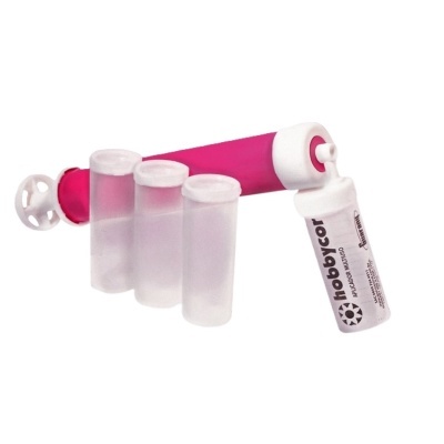 Aplicador rosa com tubos plásticos transparentes e frasco branco rotulado