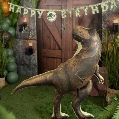 Decoração de aniversário com dinossauro T-Rex 3D, balões verdes e banner HAPPY BIRTHDAY