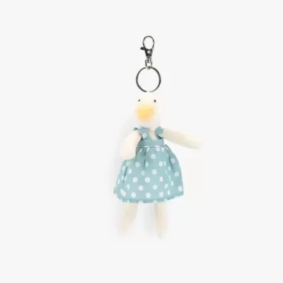 chaveiro de pelúcia em forma de pato com vestido azul de bolinhas brancas