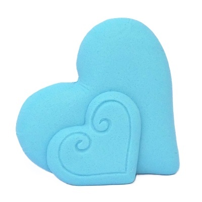 Dois corações decorativos azuis em material liso com padrão em espiral