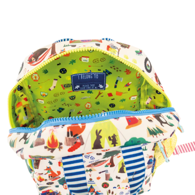 Mochila colorida com padrão lúdico e interior verde com etiqueta azul