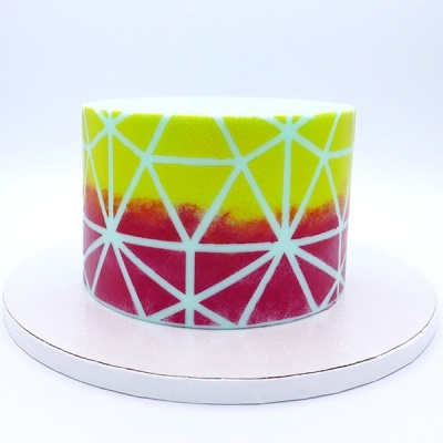 bolo redondo com padrões geométricos brancos, fundo amarelo e vermelho, base branca