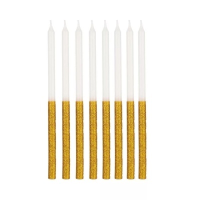 Conjunto de oito velas finas brancas com base dourada brilhante