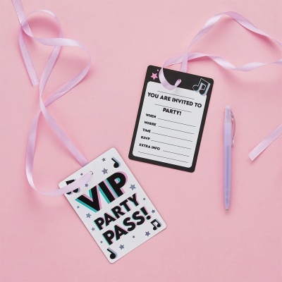 Crachás de festa VIP pass e convite em cartão com fita rosa, caneta rosa, fundo rosa