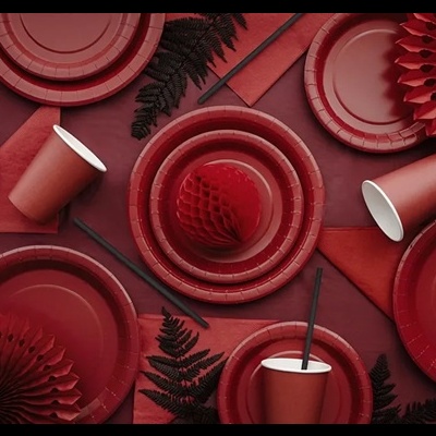 Utensílios de festa descartáveis vermelhos com decorações de folhas pretas