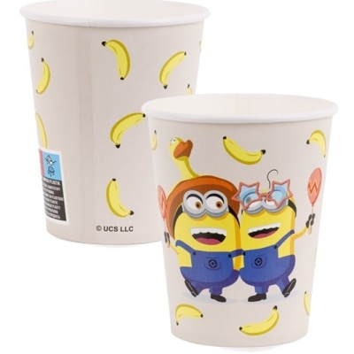 Dois copos de papel com padrão de bananas e imagens dos Minions