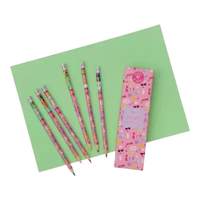 Lápis de cor rosa com personagens e embalagem rosa sobre superfície verde