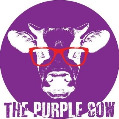 Logótipo de vaca roxa com óculos vermelhos e texto THE PURPLE COW