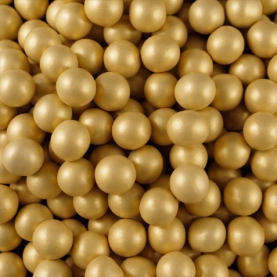 Esferas douradas mate uniformes em close-up cobrindo a imagem