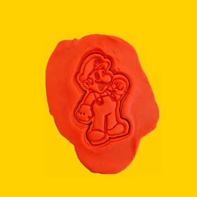Massa modelar vermelha com relevo do personagem Super Mario em fundo amarelo