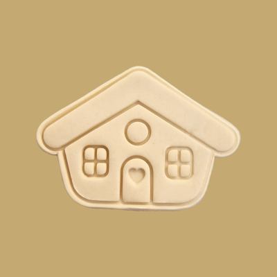 Figura decorativa em forma de casa bege com detalhes em relevo