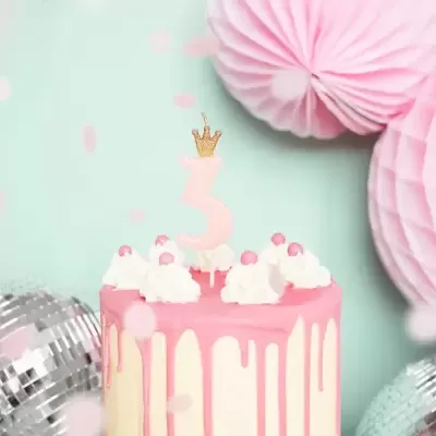Bolo de aniversário com vela número 3 cor-de-rosa e decoração em tons de rosa e branco