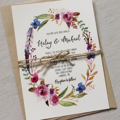Convite de casamento floral com texto em inglês e envelope castanho
