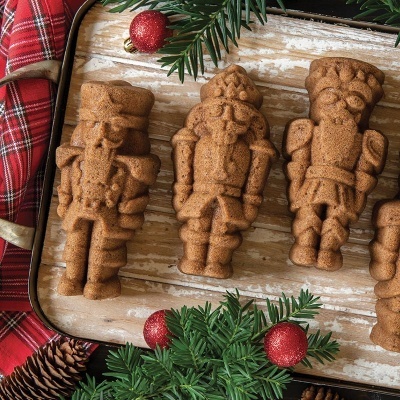 Biscoitos de Natal em forma de soldado do quebra-nozes com decoração festiva