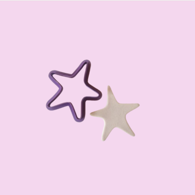 Corta-massa estrela roxo com massa moldada branca