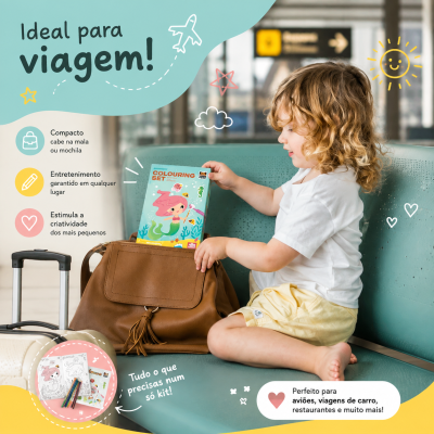 Criança segurando kit de colorir azul com sereia, sentada em banco verde com mala e mochila num aeroporto