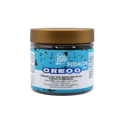 Frasco com pedaços de Oreo para uso em bolos e sobremesas