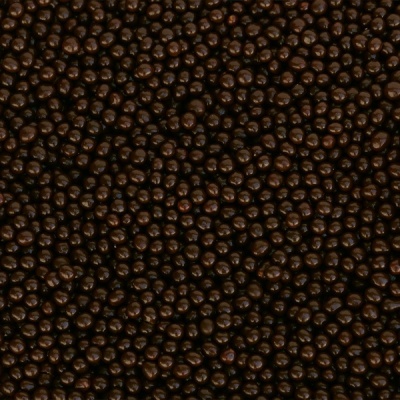 Close-up de pequenas esferas marrons escuras, possivelmente sementes