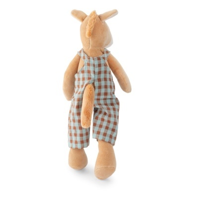 Peluche de animal castanho claro com macacão xadrez azul e castanho