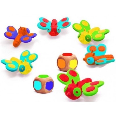 Peças de jogo coloridas em forma de borboletas e dados de madeira.