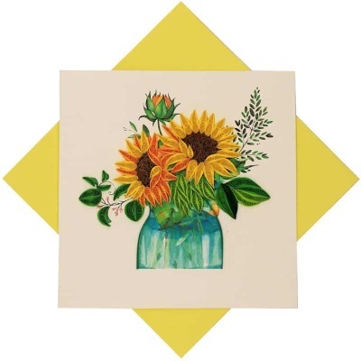 Cartão com ilustração colorida de girassóis num vaso azul e envelope amarelo