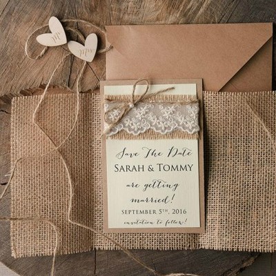 Convite de casamento rústico com renda e cordão, envelope castanho, sobre madeira e juta