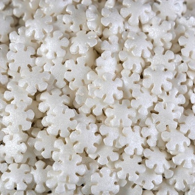 Confeitos brancos em forma de flocos de neve