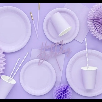 Conjunto lilás de artigos descartáveis para festa com pratos, copos, canudos, guardanapos e decorações em papel.