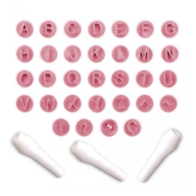 Conjunto de carimbos rosa com letras do alfabeto e pegas brancas