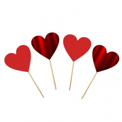 Quatro toppers de coração em tons de vermelho com palitos de madeira