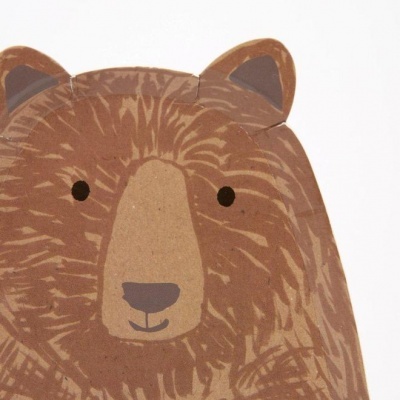 Desenho de rosto de urso castanho em cartão ou papel grosso
