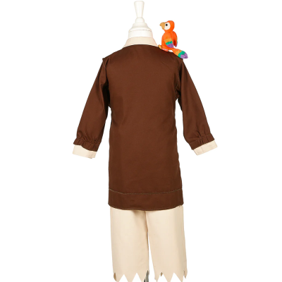 Fato infantil castanho e creme com pássaro de pelúcia colorido no ombro.