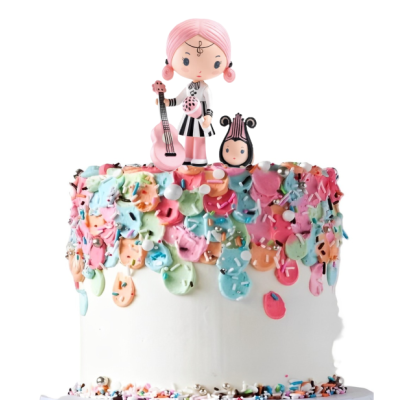 Bolo branco com confetes coloridos e figuras de bonecas no topo.