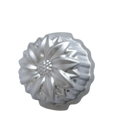 Forma de alumínio para queques em formato de flor prateada com relevo