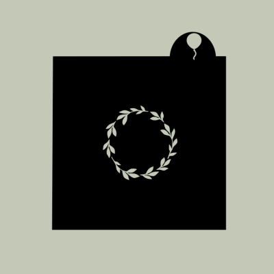 Embalagem preta com padrão de folhas e balão branco