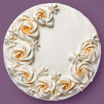 Bolo redondo branco decorado com flores de chantilly e pó dourado