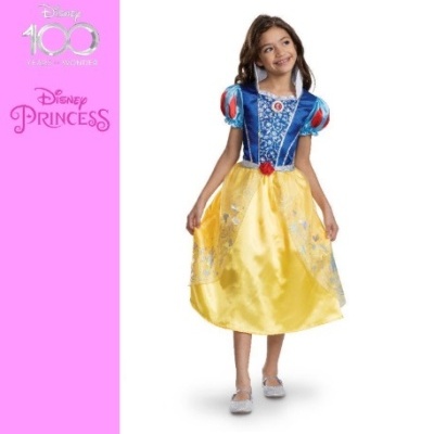 Menina com vestido de princesa Branca de Neve azul, vermelho e amarelo