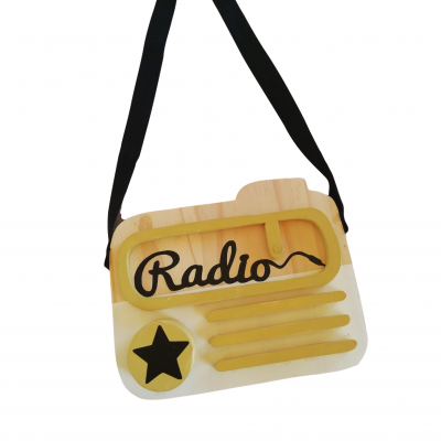 Bolsa em madeira clara com alça preta e design de rádio antigo com texto 'Radio'
