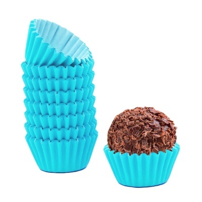 Forminhas azuis de papel para doces com um brigadeiro de chocolate