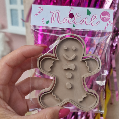Cortador de biscoito em forma de boneco de gengibre numa embalagem plástica com cabeçalho 'Natal'.