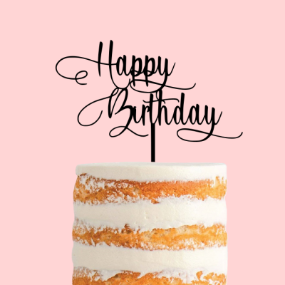 Bolo camadas com cobertura branca e decoração Happy Birthday preta sobre fundo rosa