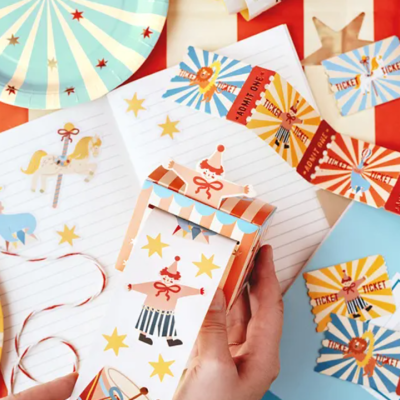 Artigos de festa coloridos com padrões de estrelas e texto PARTY