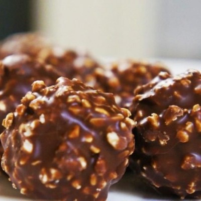 Bolas de chocolate crocantes num prato
