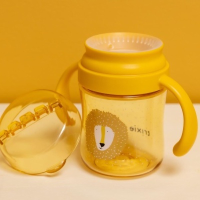 Copo de treino amarelo com pegas e desenho de leão